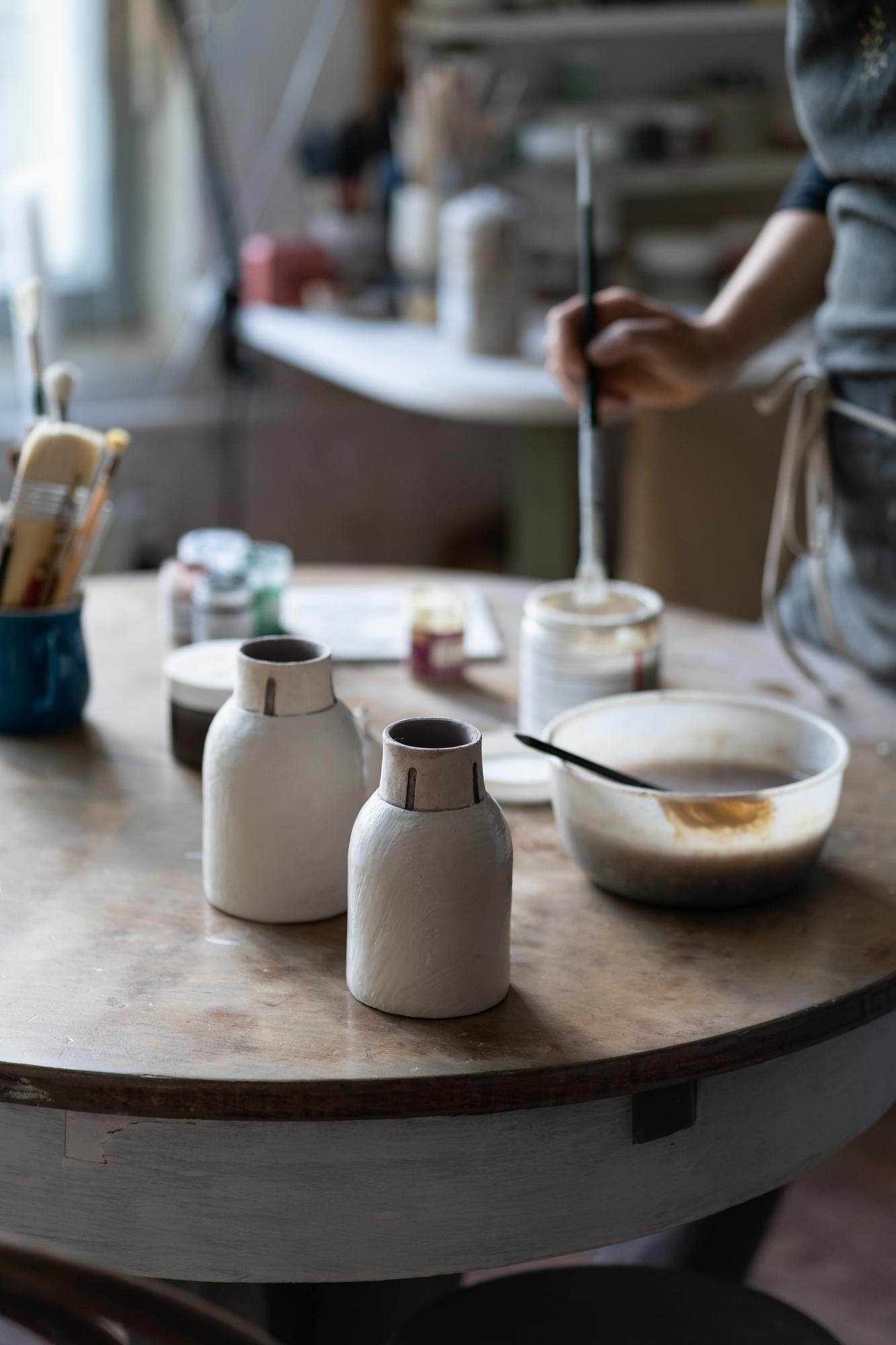 Laboratorio di cucina con stoviglie artigianali