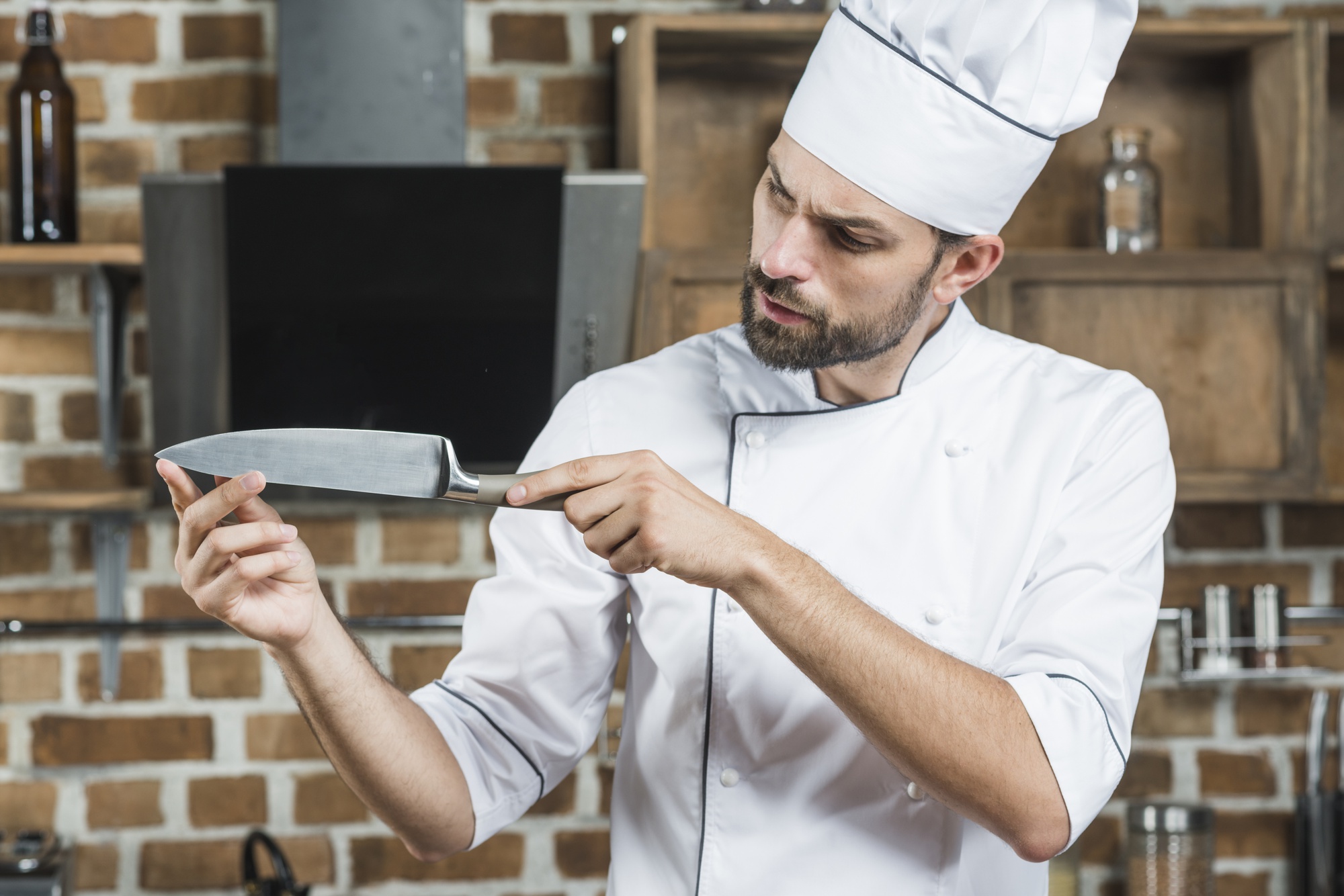 Chef che mostra tecnica di taglio durante lezione online