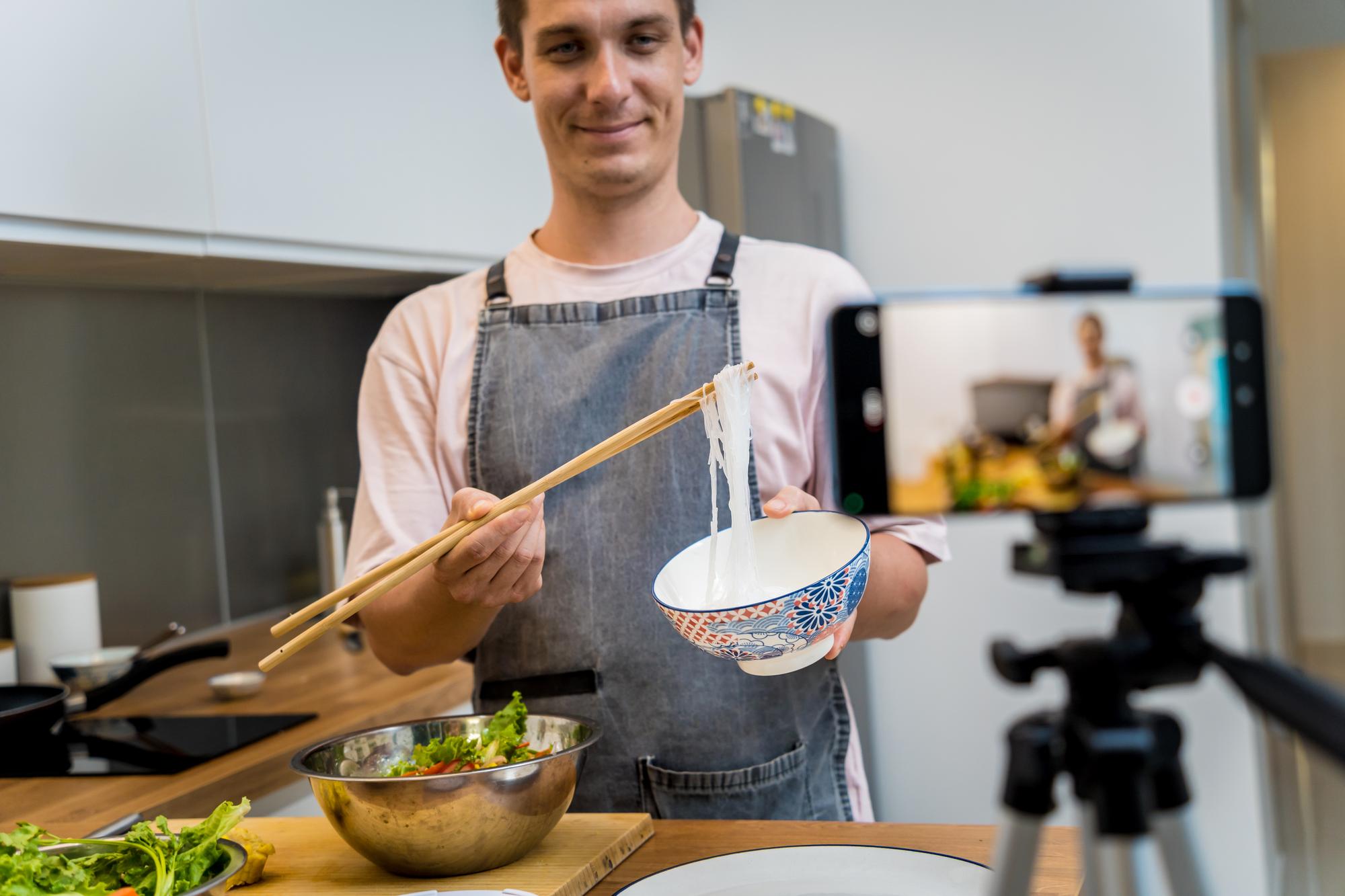Lezione in diretta con chef che spiega tecnica