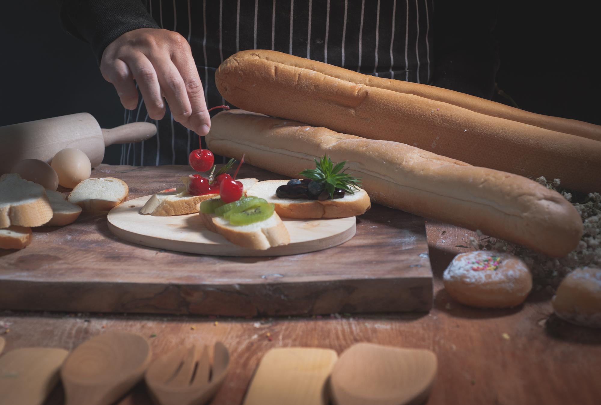 Chef che affetta ingredienti su tavolo in legno